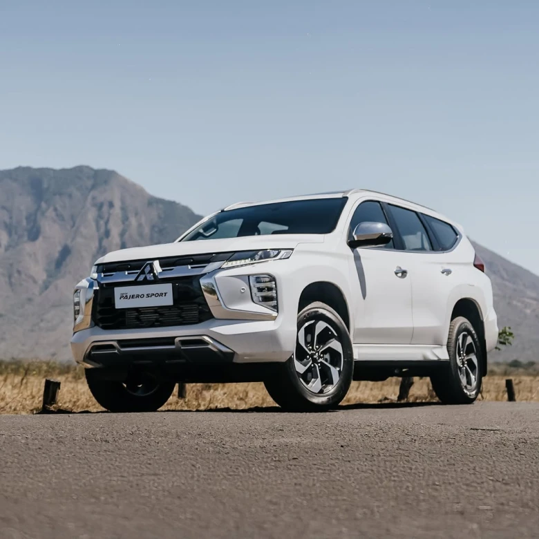 Selain memberikan kenyamanan maksimal, Mitsubishi New Pajero Sport juga menawarkan tampilan yang elegan dengan sunroof yang membuat perjalanan Anda semakin istimewa!